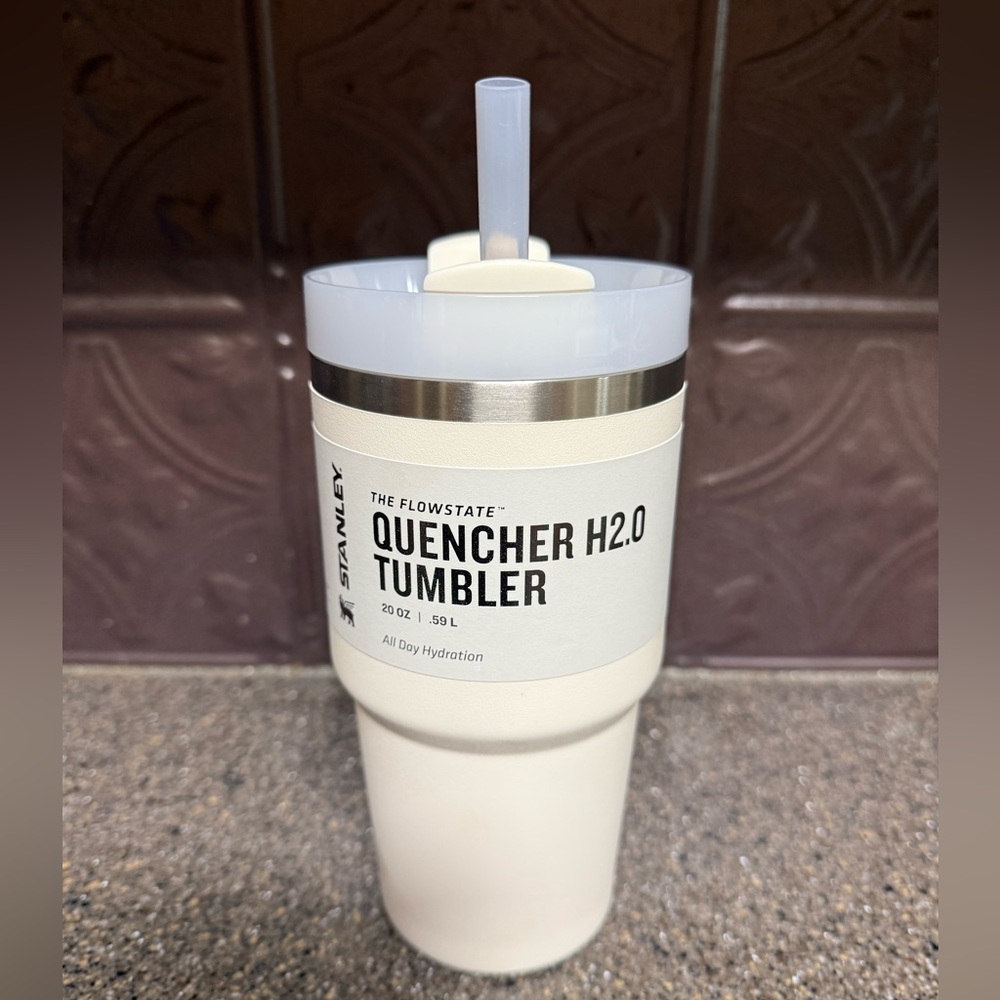Stanley Quencher H2.0 Tumbler in Cream with Straw